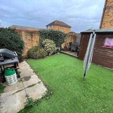 Entire 3 Bedroom End Of Terrace House! Thamesmead  Exteriér fotografie