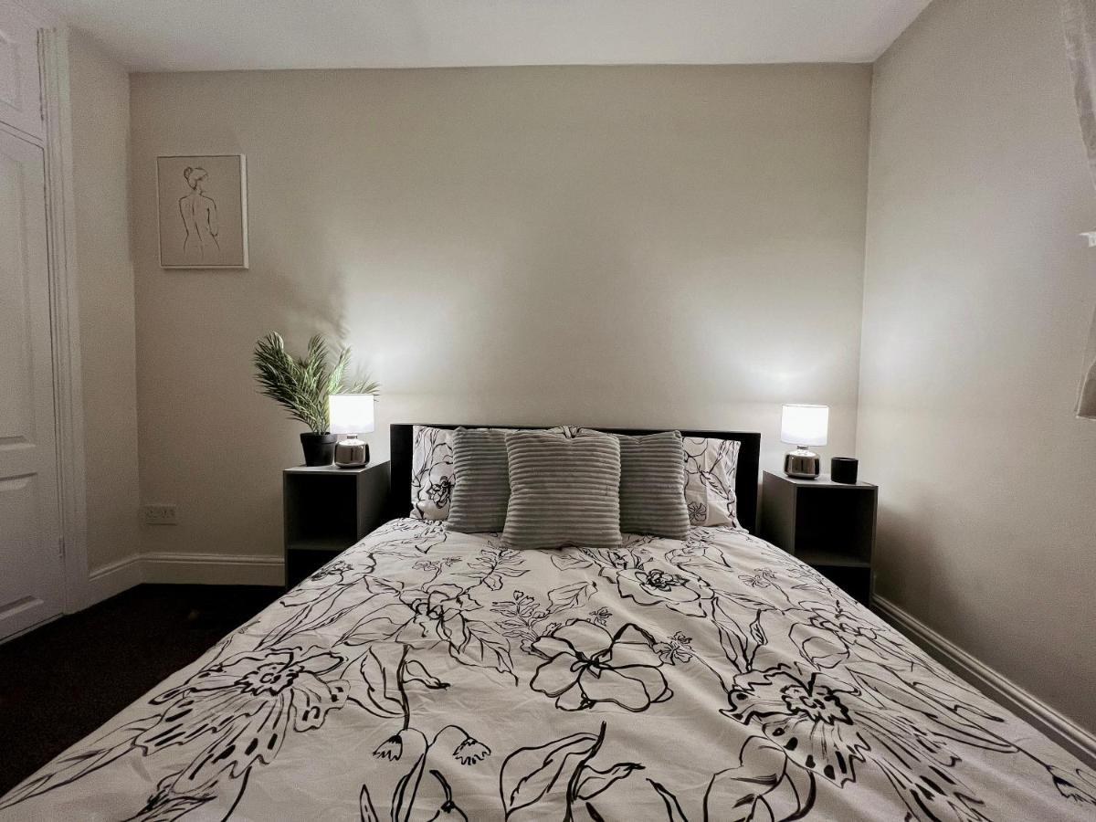Entire 3 Bedroom End Of Terrace House! Thamesmead  Exteriér fotografie